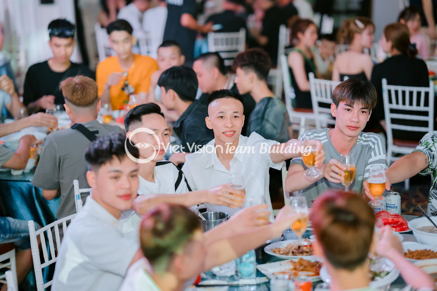 Không khí gala dinner buổi tối sau chương trình team building Hạ Long