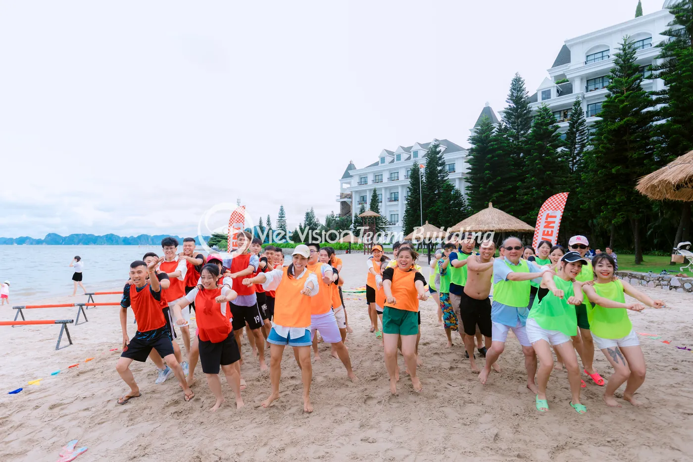 Trò chơi team building Hạ Long buổi chiều trên bãi biển cho đoàn công ty