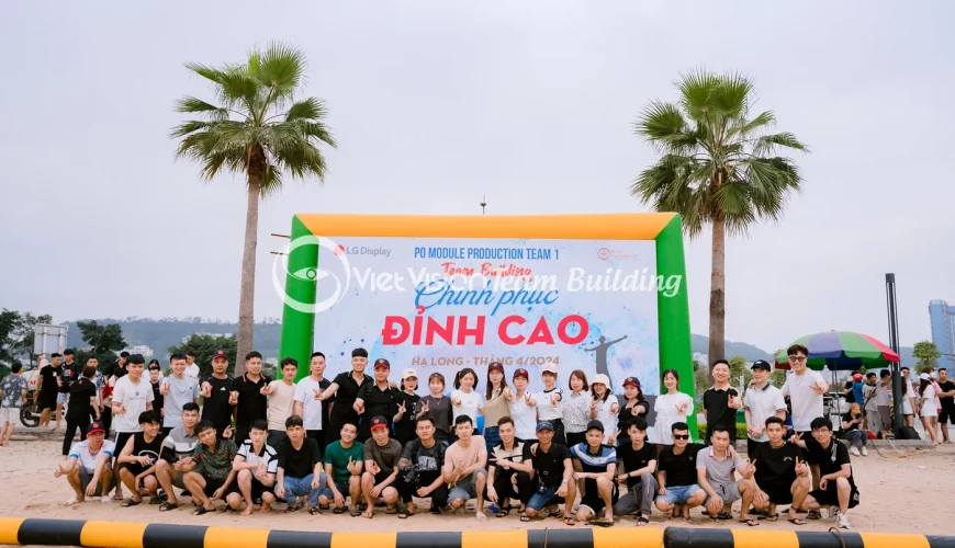 Đoàn công ty chụp ảnh tập thể trong chương trình team building Hạ Long
