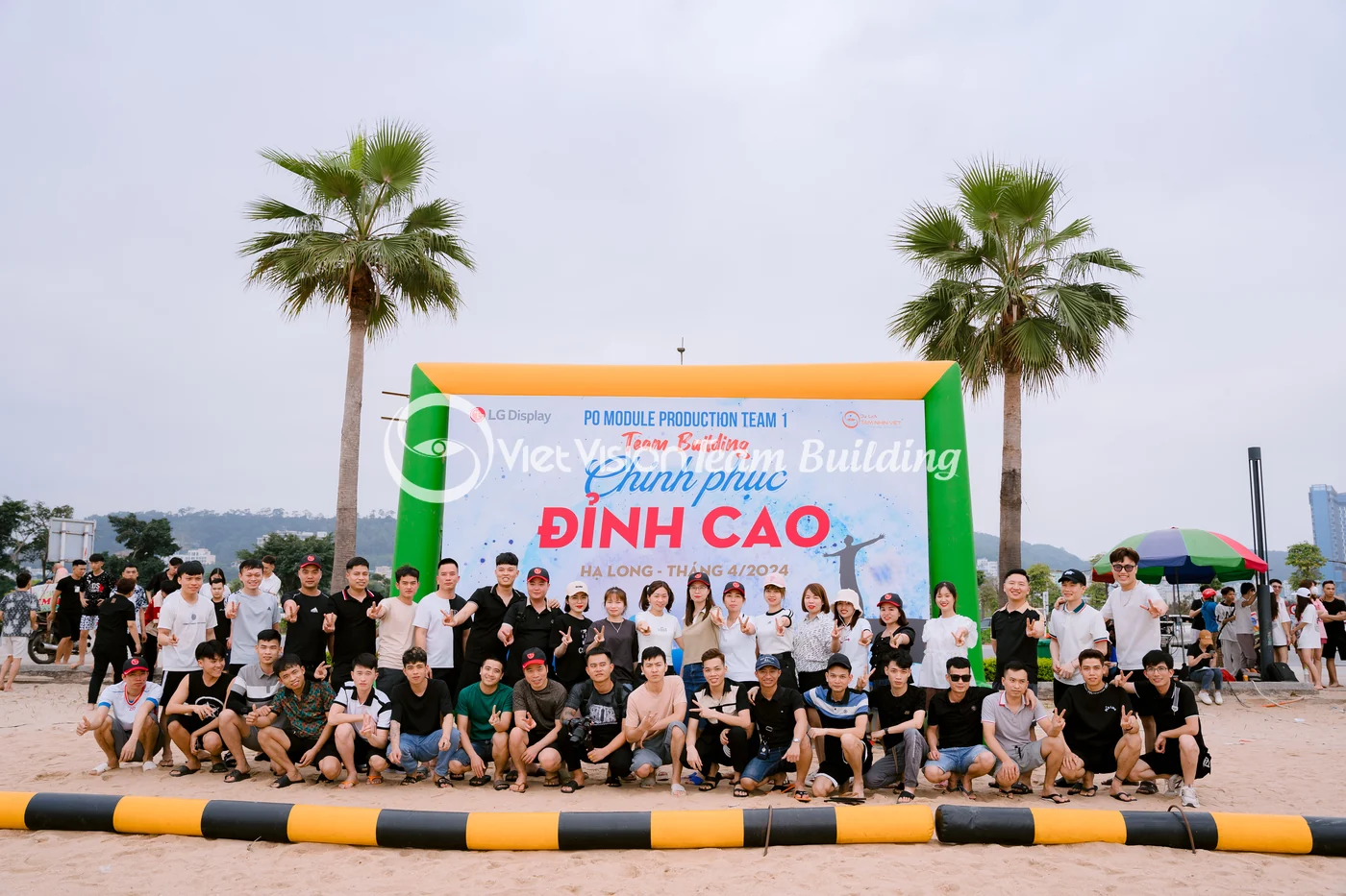 Đoàn công ty chụp ảnh tập thể trong chương trình team building Hạ Long