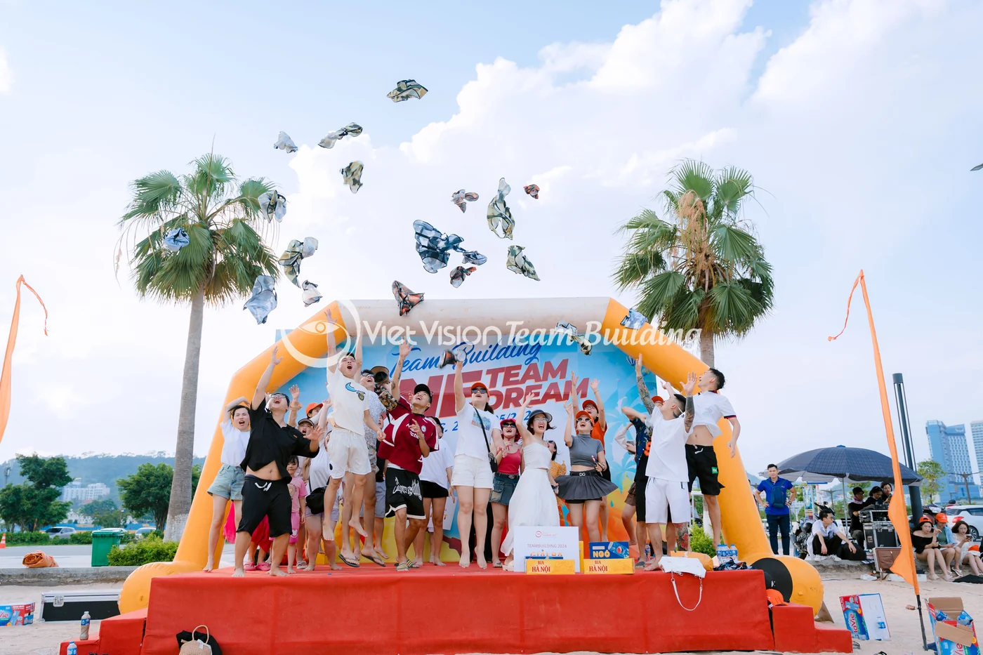 Đội chơi tổng kết chương trình team building Hạ Long trước khi trở về Hà Nội