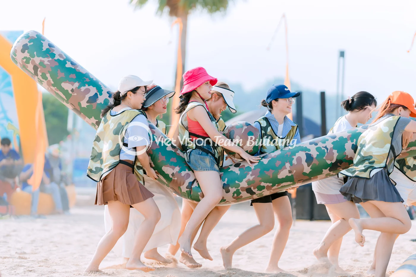 Điều phối line game cho đội chơi trong chương trình team building Hạ Long