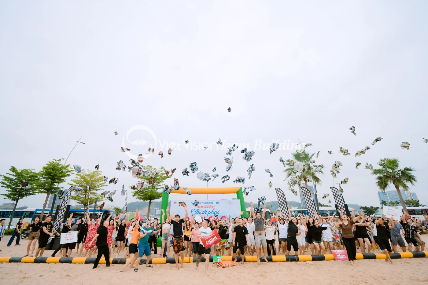 Đoàn đông chụp ảnh tập thể trong chương trình team building Hạ Long