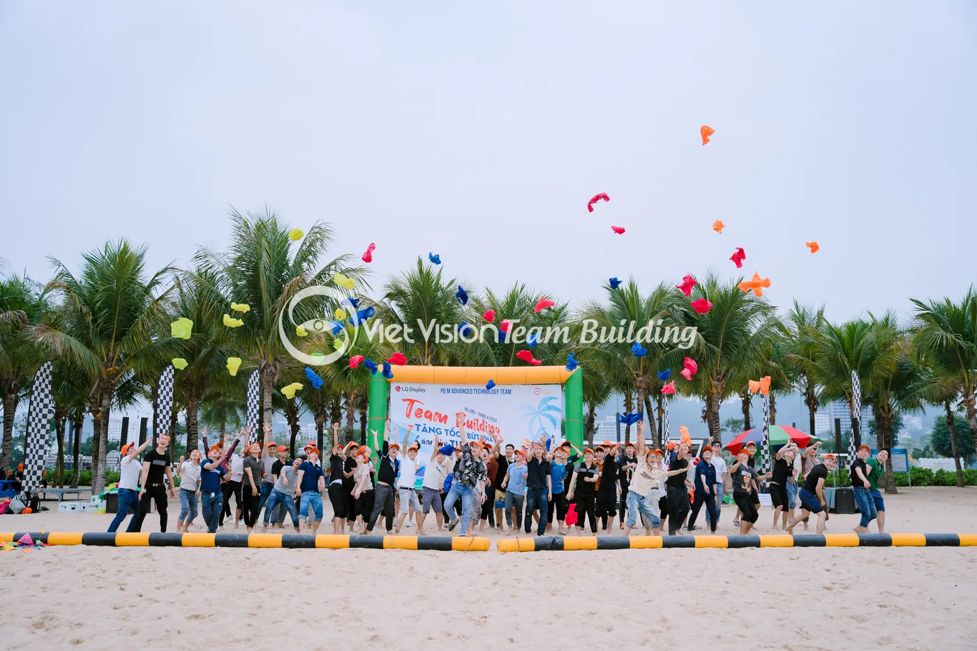 Đội hình đông người trong chương trình team building Hạ Long ngoài bãi biển