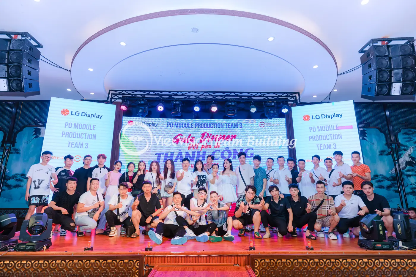 Gala trao giải sau chương trình team building Hạ Long cho đoàn công ty đông người