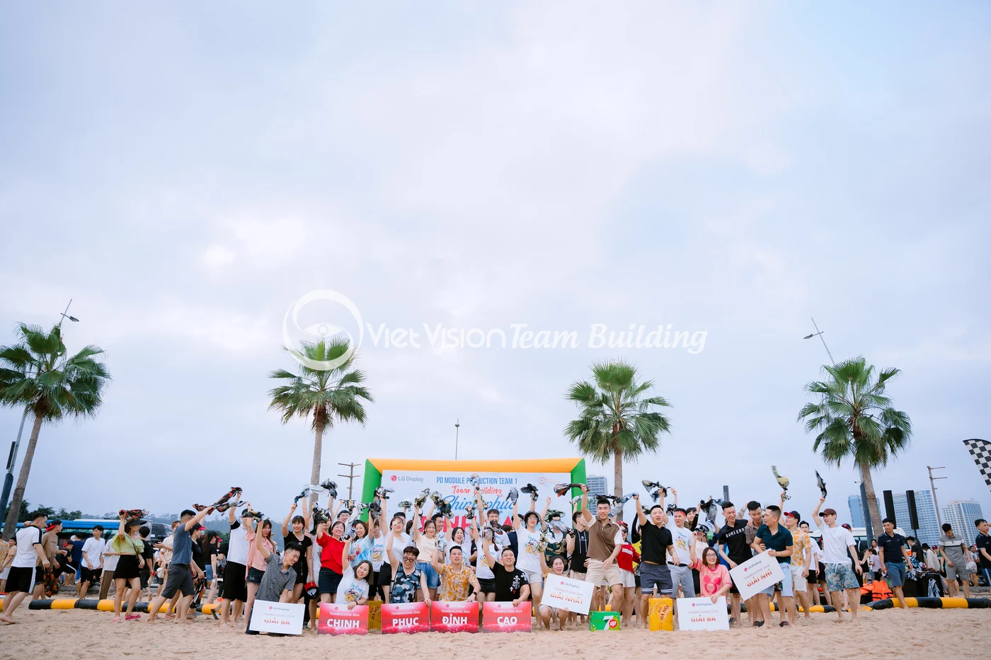Trò chơi tập thể ngoài bãi biển Hạ Long cho đoàn team building đông người