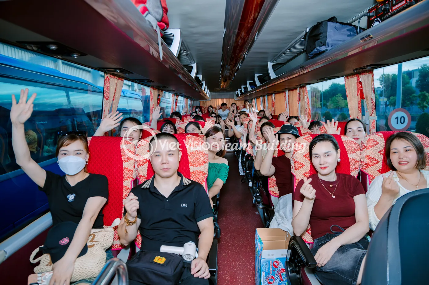 Đoàn công ty di chuyển bằng xe trước chương trình team building Hạ Long