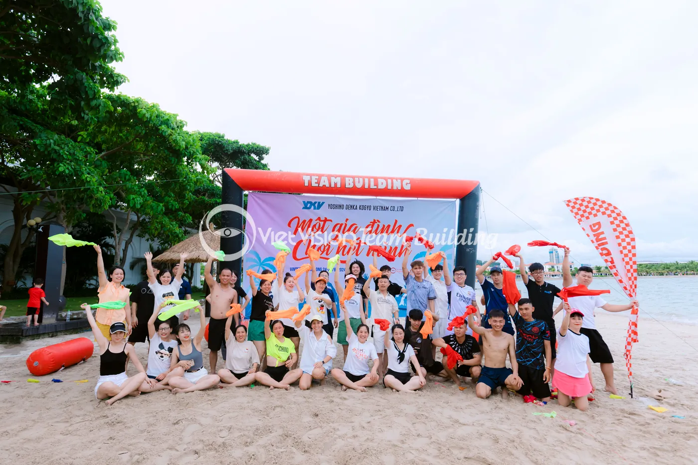 Đoàn công nhân tham gia team building Hạ Long trên bãi biển