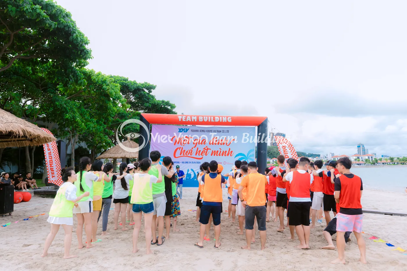 Đội hình đoàn công nhân đứng theo line trong chương trình team building Hạ Long