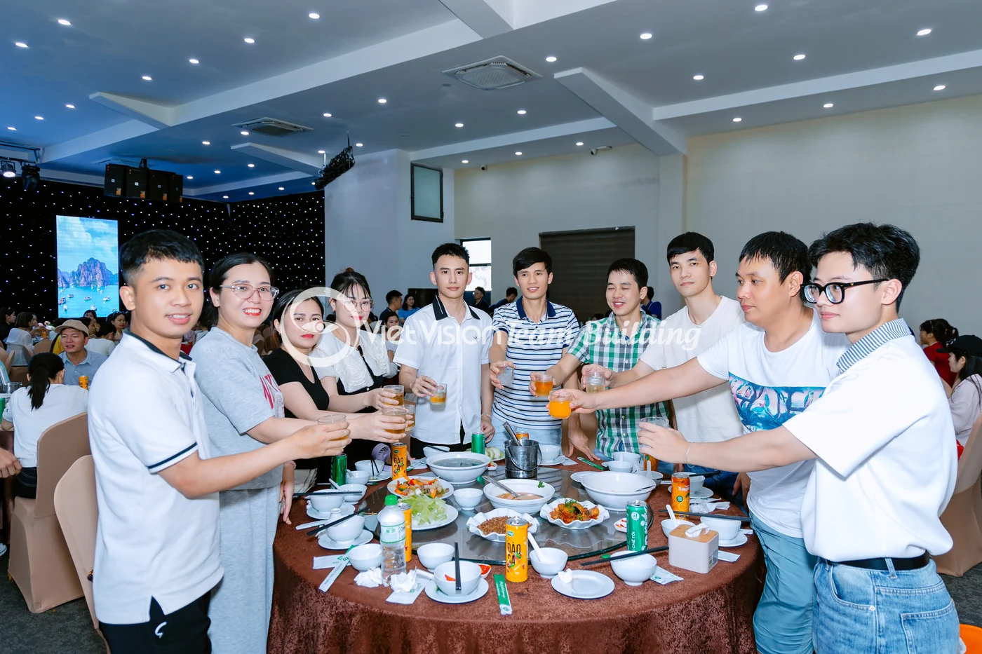 Khách mời giao lưu tại bàn tiệc trong chương trình hội nghị khách hàng ở Hạ Long