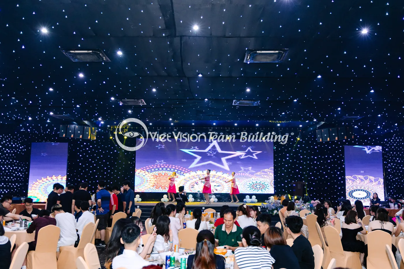 Sân khấu và khán phòng trong chương trình khách hàng kết hợp gala tại Hạ Long