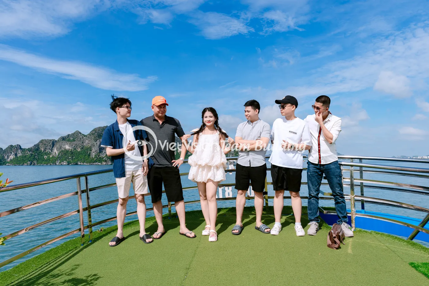 Nhóm khách mời trải nghiệm vịnh Hạ Long trong chương trình doanh nghiệp