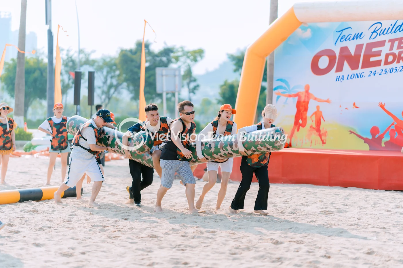 Hoạt động team building bãi biển Hạ Long trong chuyến kỷ niệm công ty