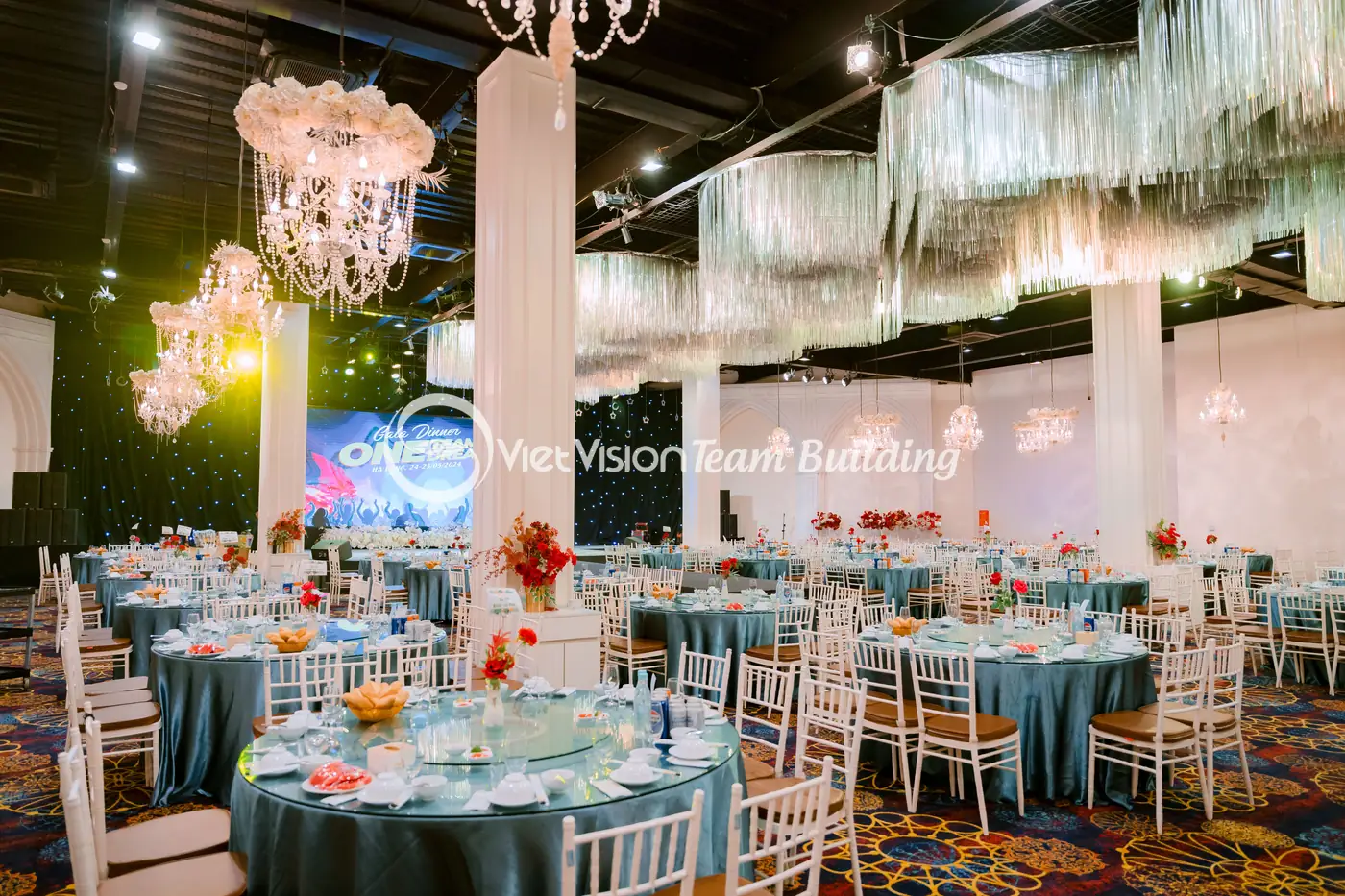 Không gian gala dinner trong chương trình kỷ niệm công ty tại Hạ Long