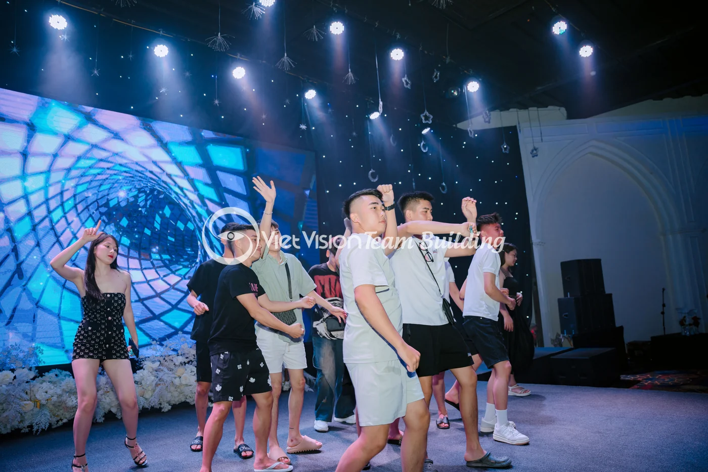 Khoảnh khắc sân khấu gala kết nối cảm xúc sau team building tại Hạ Long
