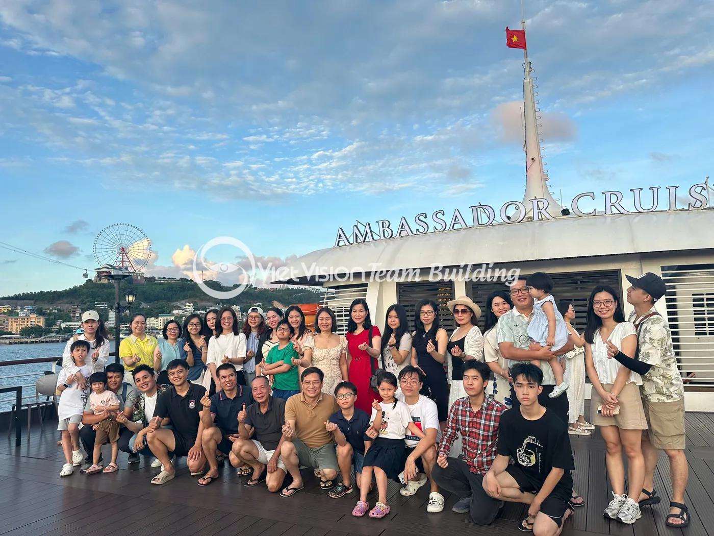 Đoàn ngân hàng chụp ảnh tập thể trên du thuyền trong chương trình team building Hạ Long