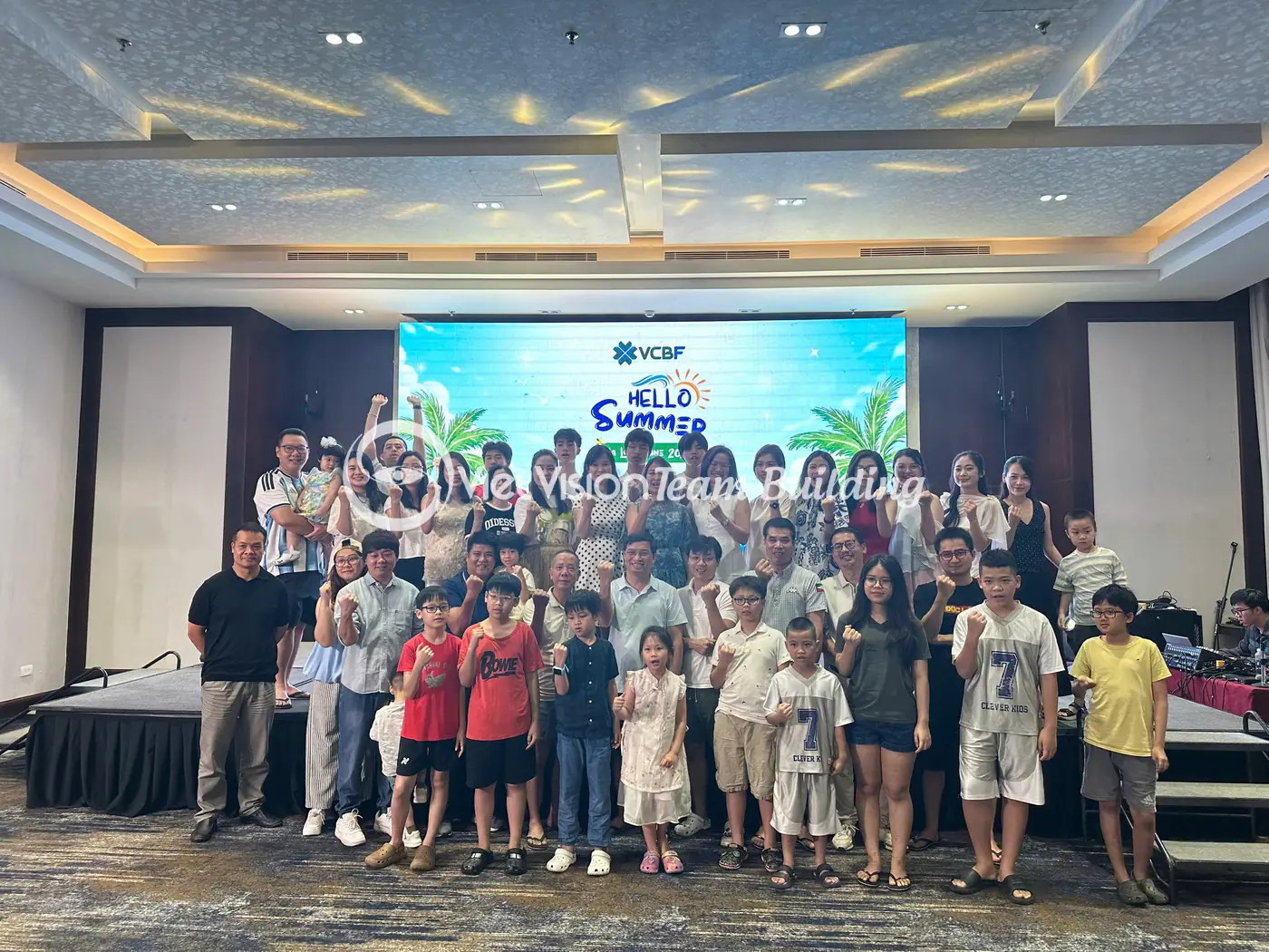 Đoàn ngân hàng trong không gian hội trường khi kết hợp team building và gala tại Hạ Long