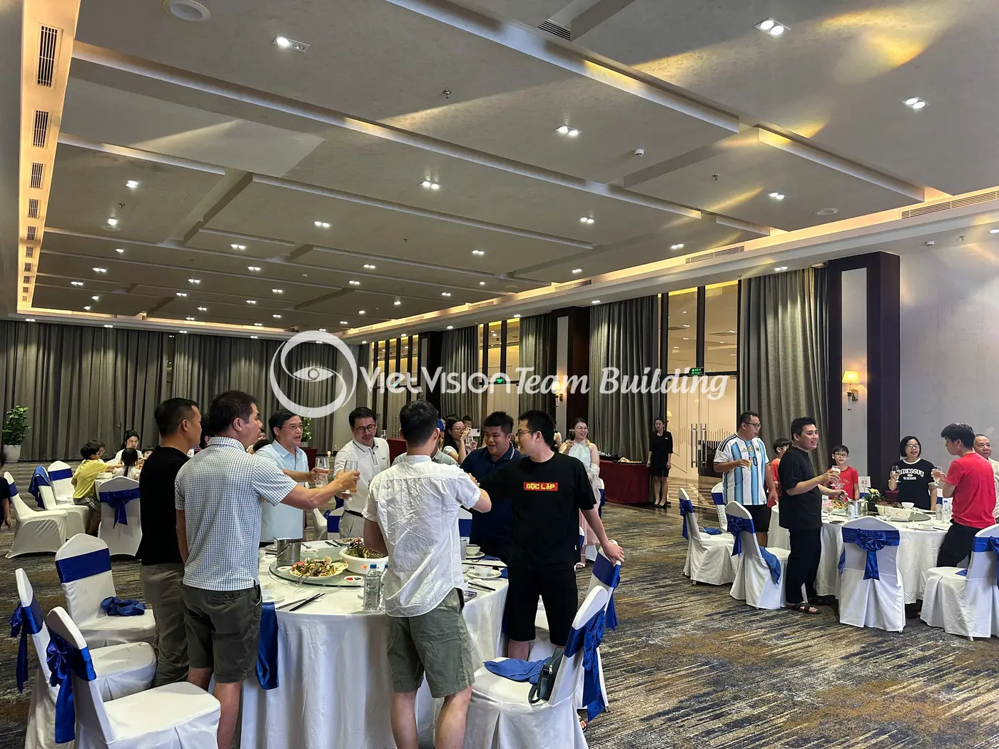 Không gian giao lưu trong bữa ăn của đoàn ngân hàng sau team building Hạ Long