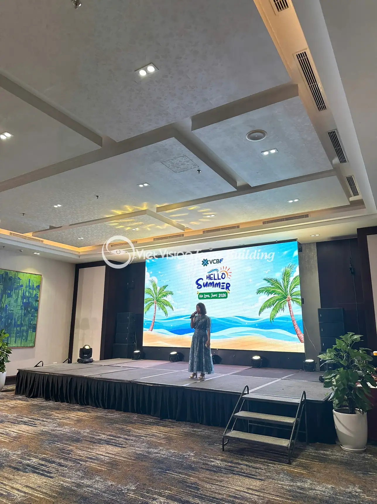 MC điều phối phần sân khấu trong chương trình team building Hạ Long cho ngân hàng