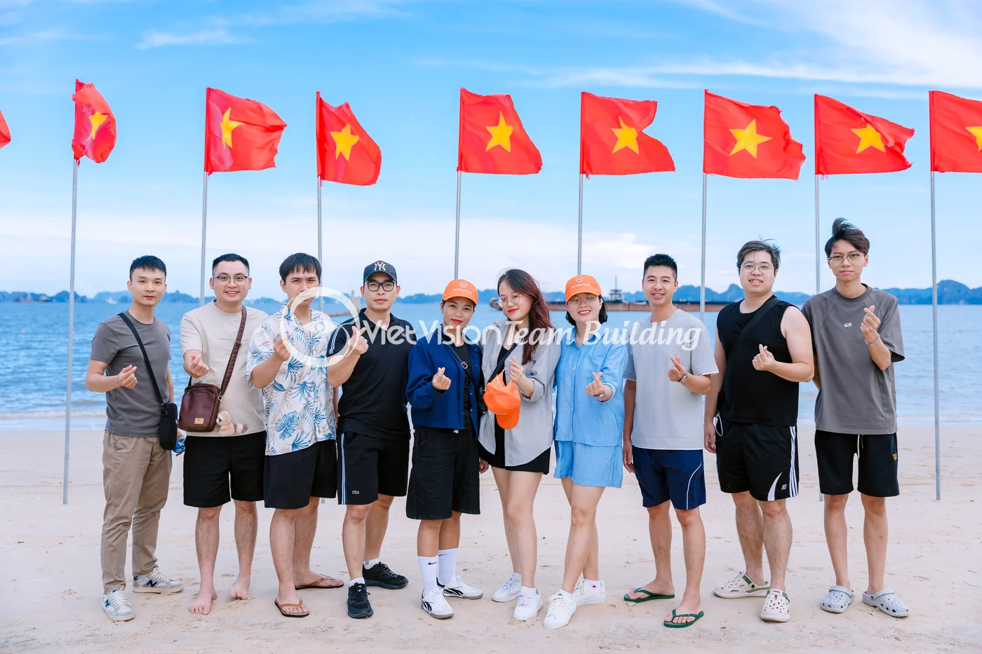 Đội sales chụp ảnh tại bãi biển Hạ Long trong chương trình team building kick off