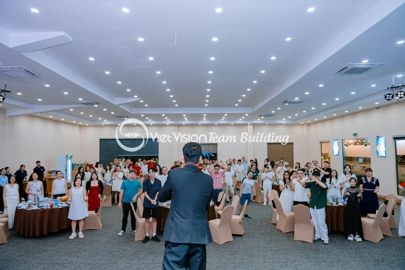 MC kéo nhịp đội sales trong phần briefing của chương trình team building Hạ Long