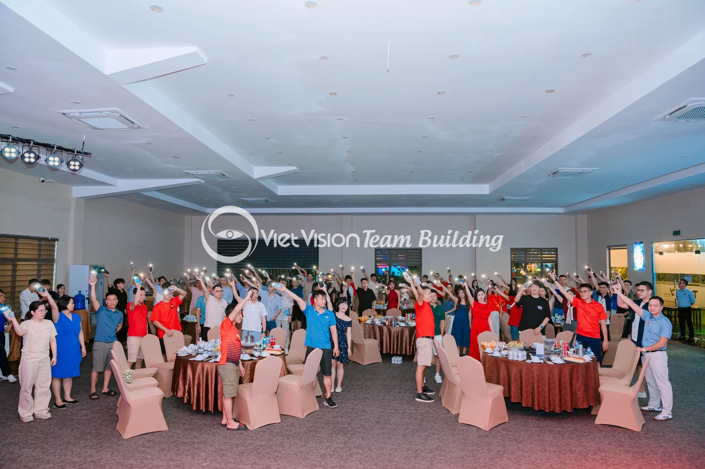 Khoảnh khắc cam kết của đội sales trong chương trình team building Hạ Long