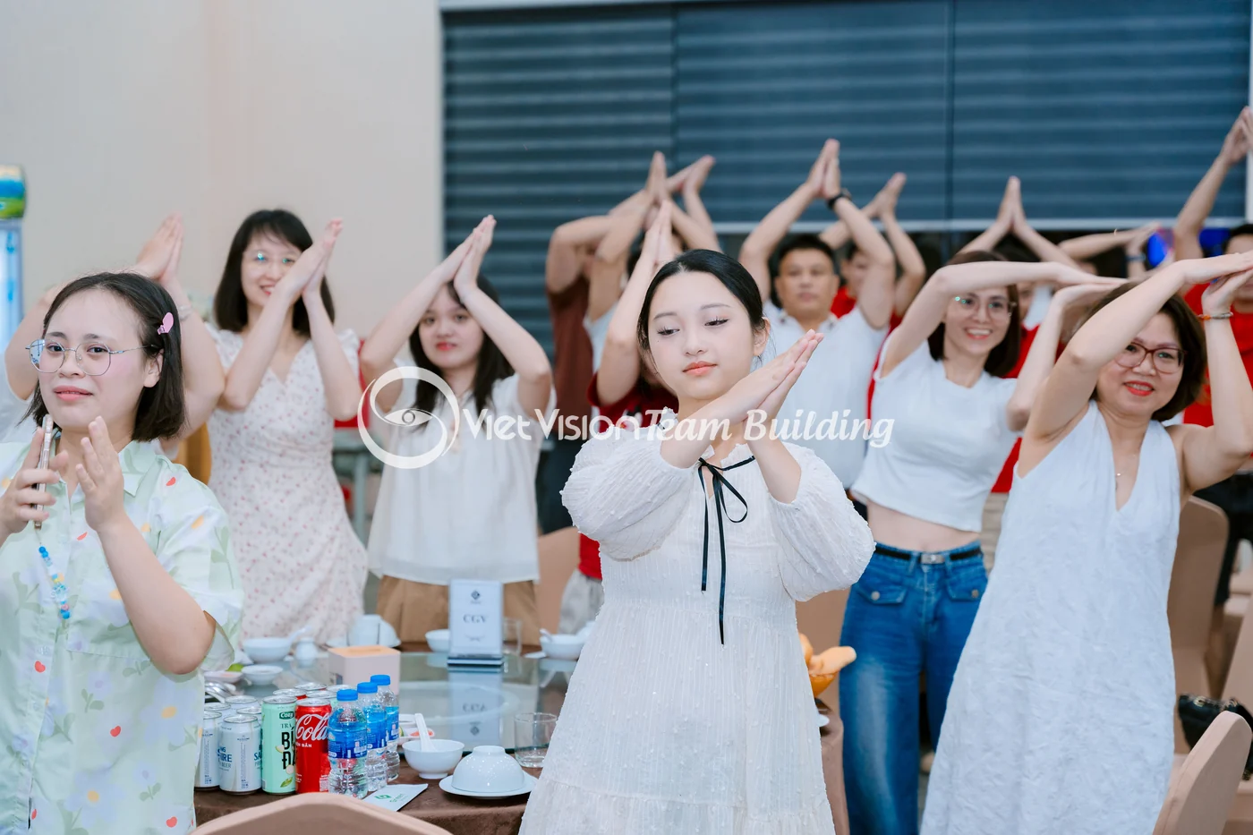 Đội sales tham gia hoạt động nhóm trong gala team building Hạ Long