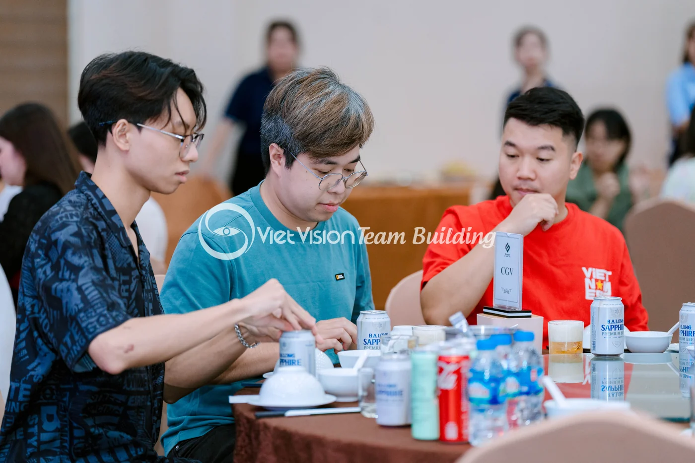 Nhóm quản lý và nhân sự sales trao đổi trong chương trình gala team building Hạ Long