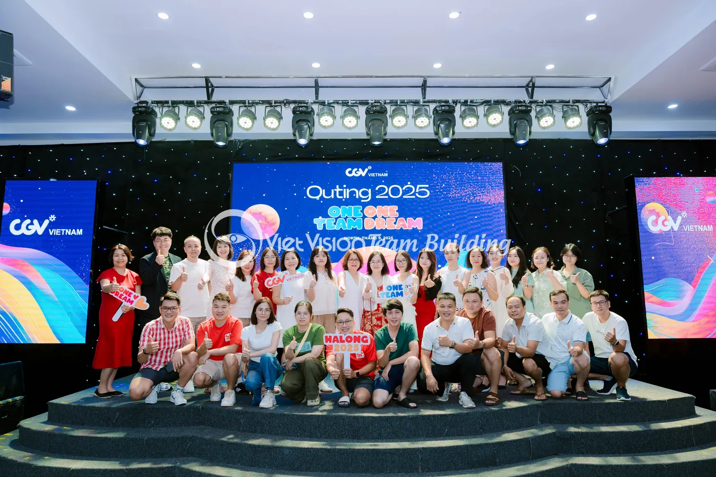 Đội sales chụp ảnh tổng kết trên sân khấu gala sau chương trình team building Hạ Long