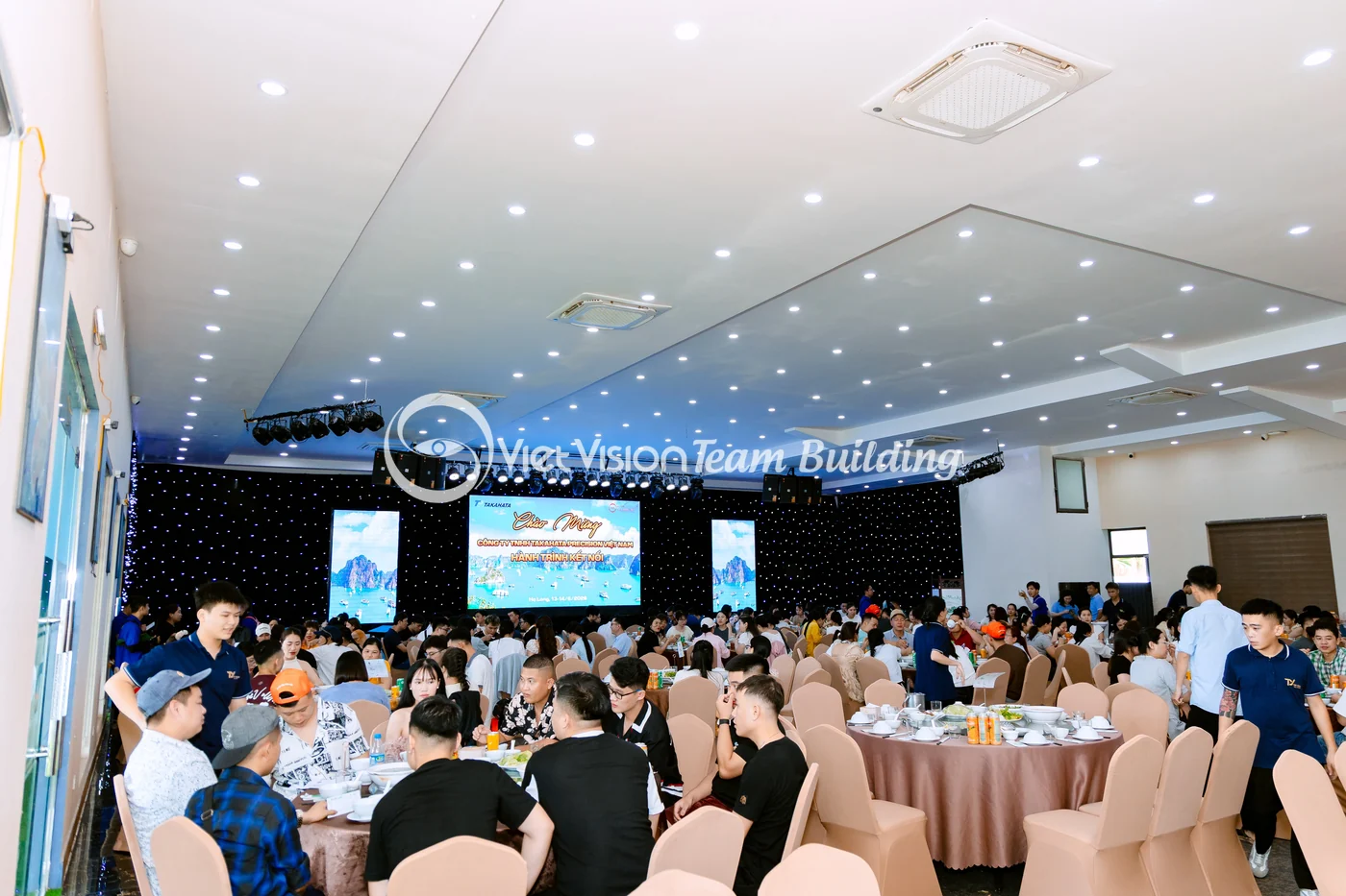 Không gian chương trình trong nhà cho đoàn công ty sản xuất trước phần team building và gala