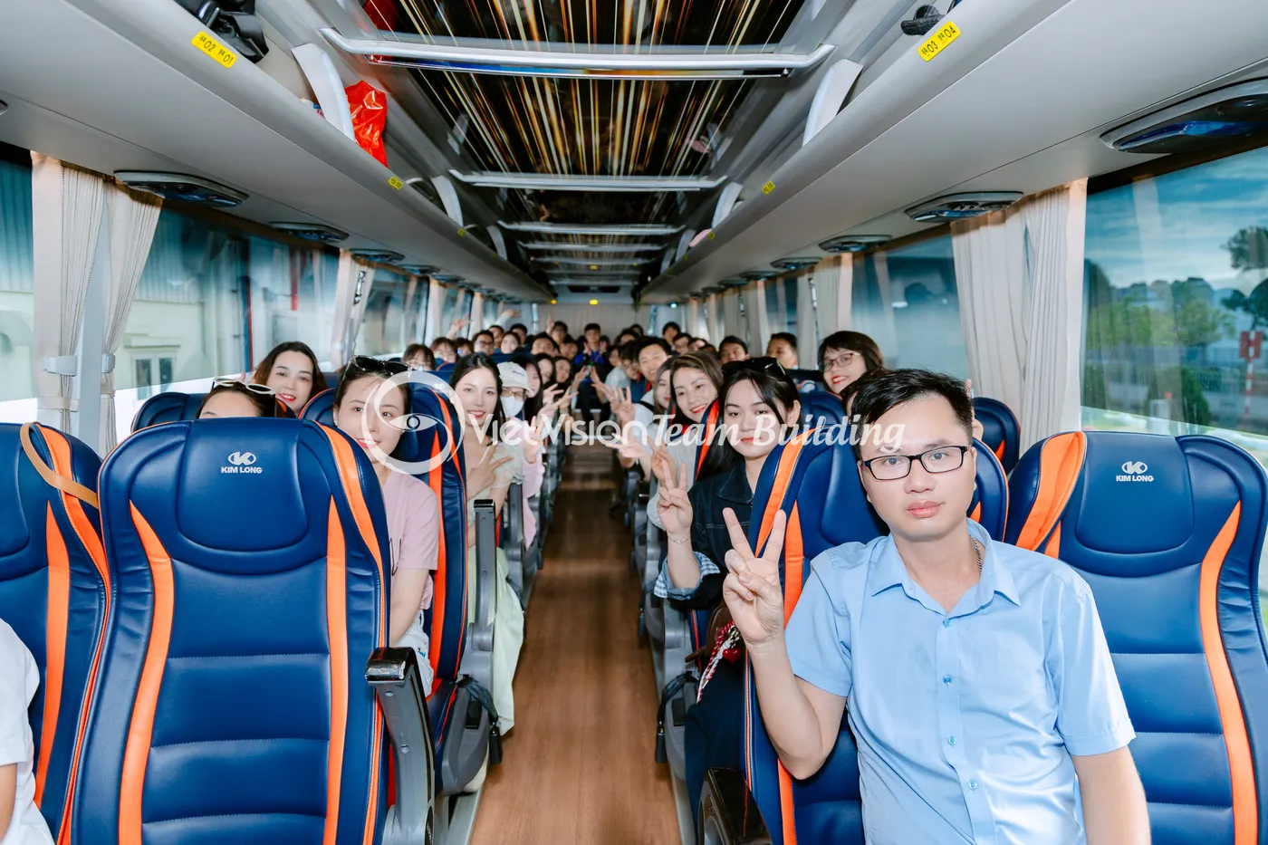 Nhân sự công ty sản xuất trên xe đi Hạ Long cần được chia nhóm và điểm danh rõ ràng