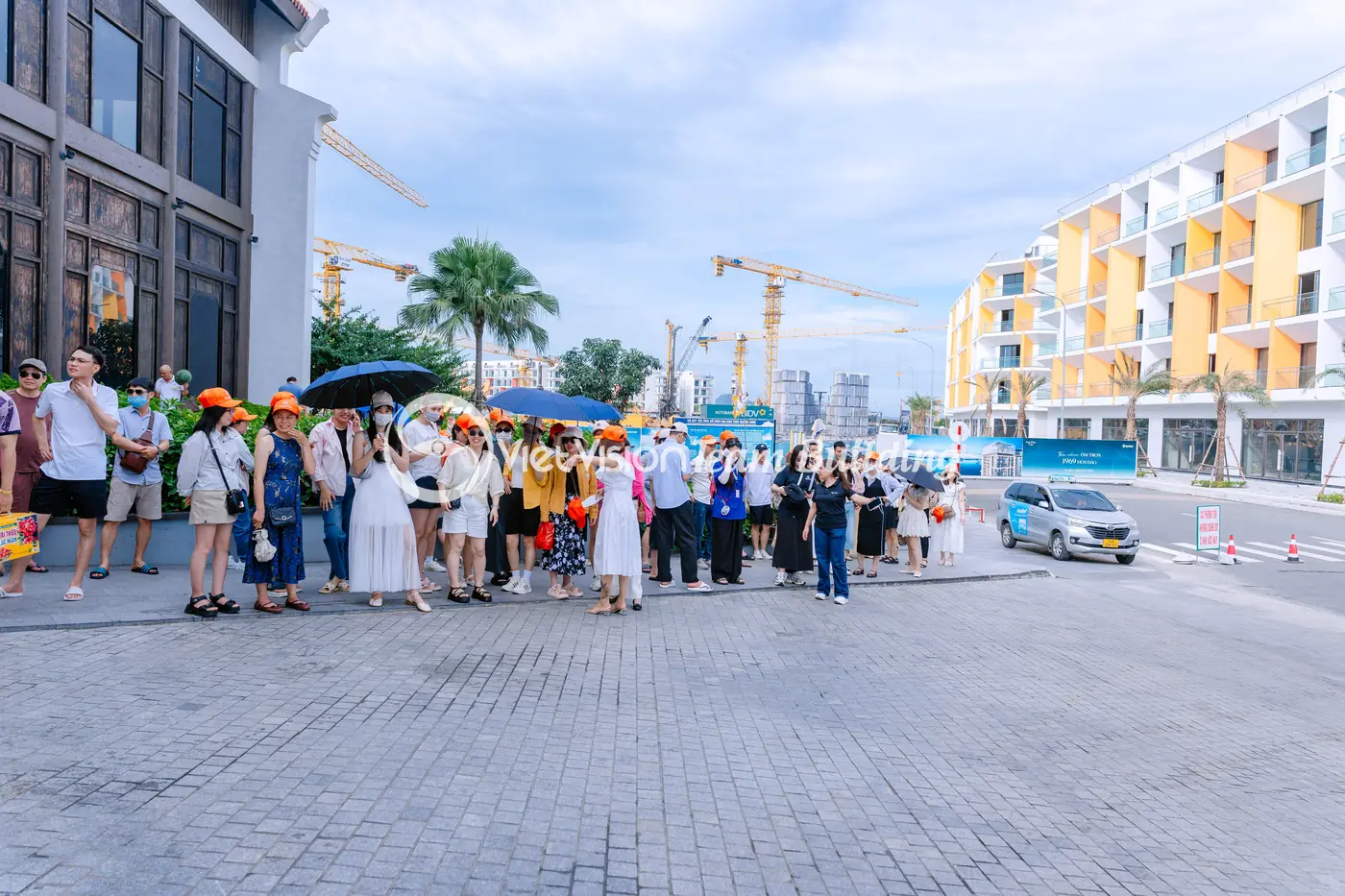 Đoàn công ty sản xuất tập trung tại điểm đón ở Hạ Long trước khi vào chương trình