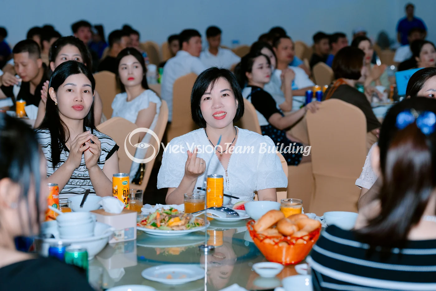Nhóm nhân sự công ty sản xuất giao lưu trong gala sau chương trình team building Hạ Long
