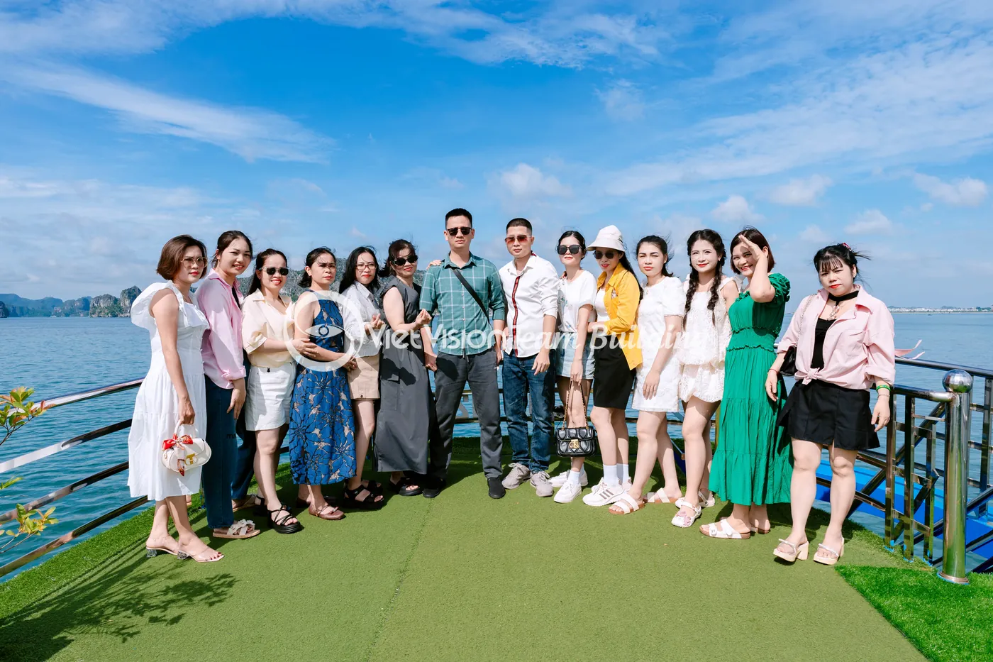 Nhóm nhân sự công ty sản xuất nghỉ tại Hạ Long sau phần di chuyển và hoạt động tập thể