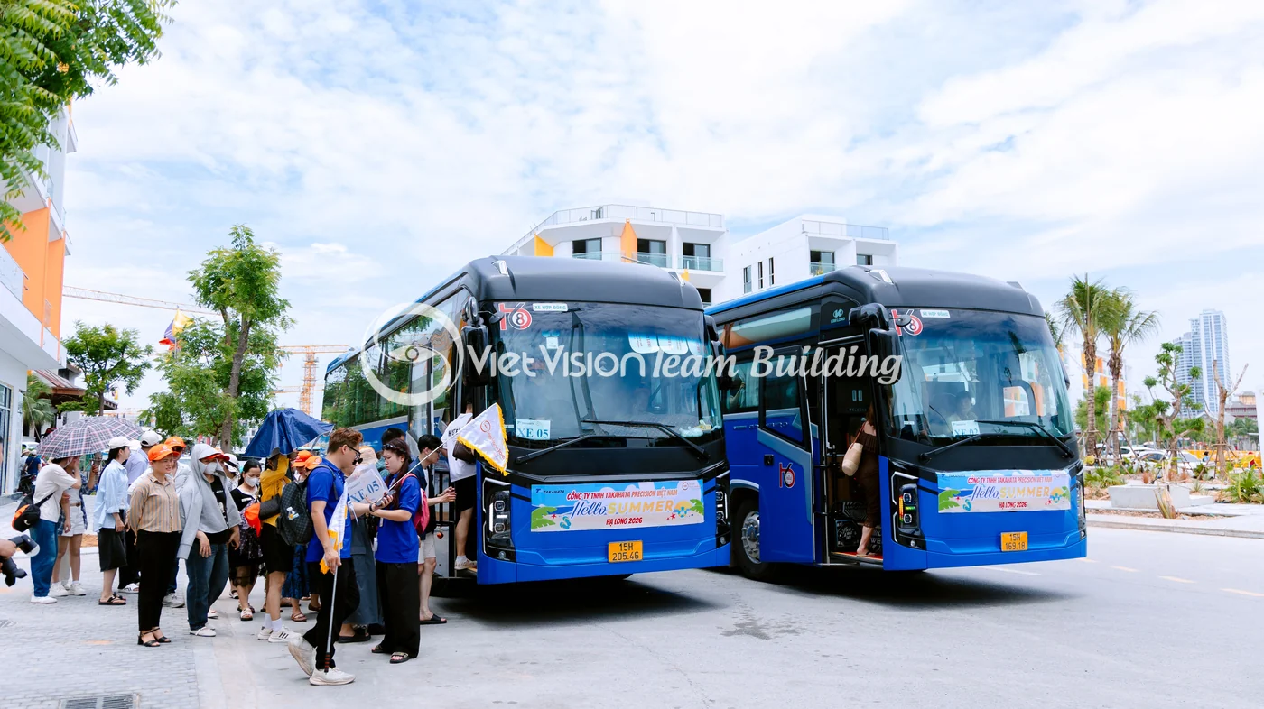 Đoàn công ty từ Hải Phòng đến Hạ Long bằng xe để chuẩn bị chương trình team building trong ngày