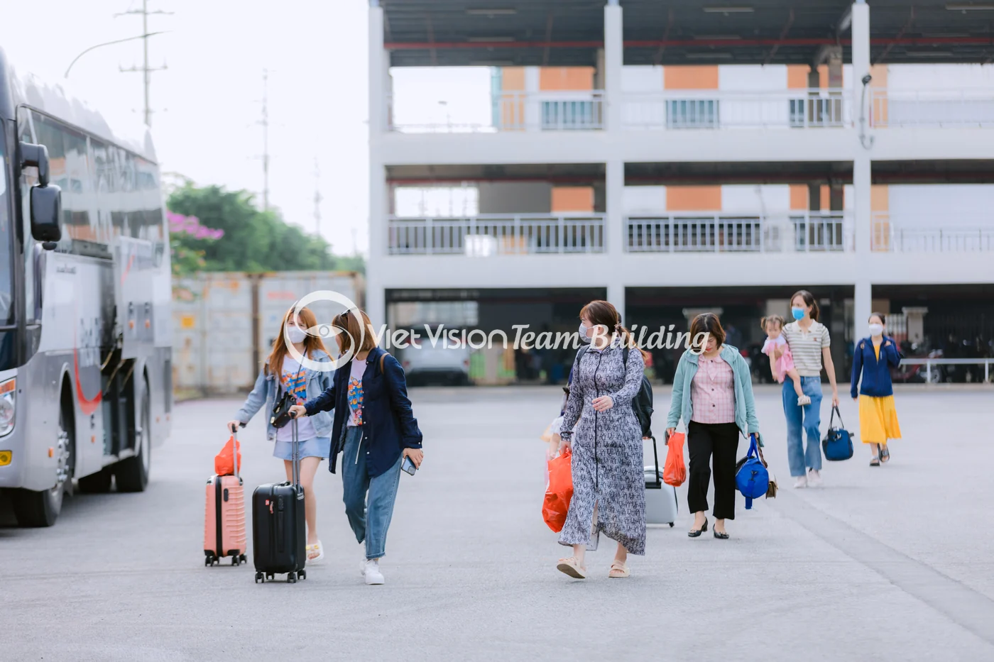 Gia đình và người thân xuống xe trong chuyến team building Hạ Long của doanh nghiệp