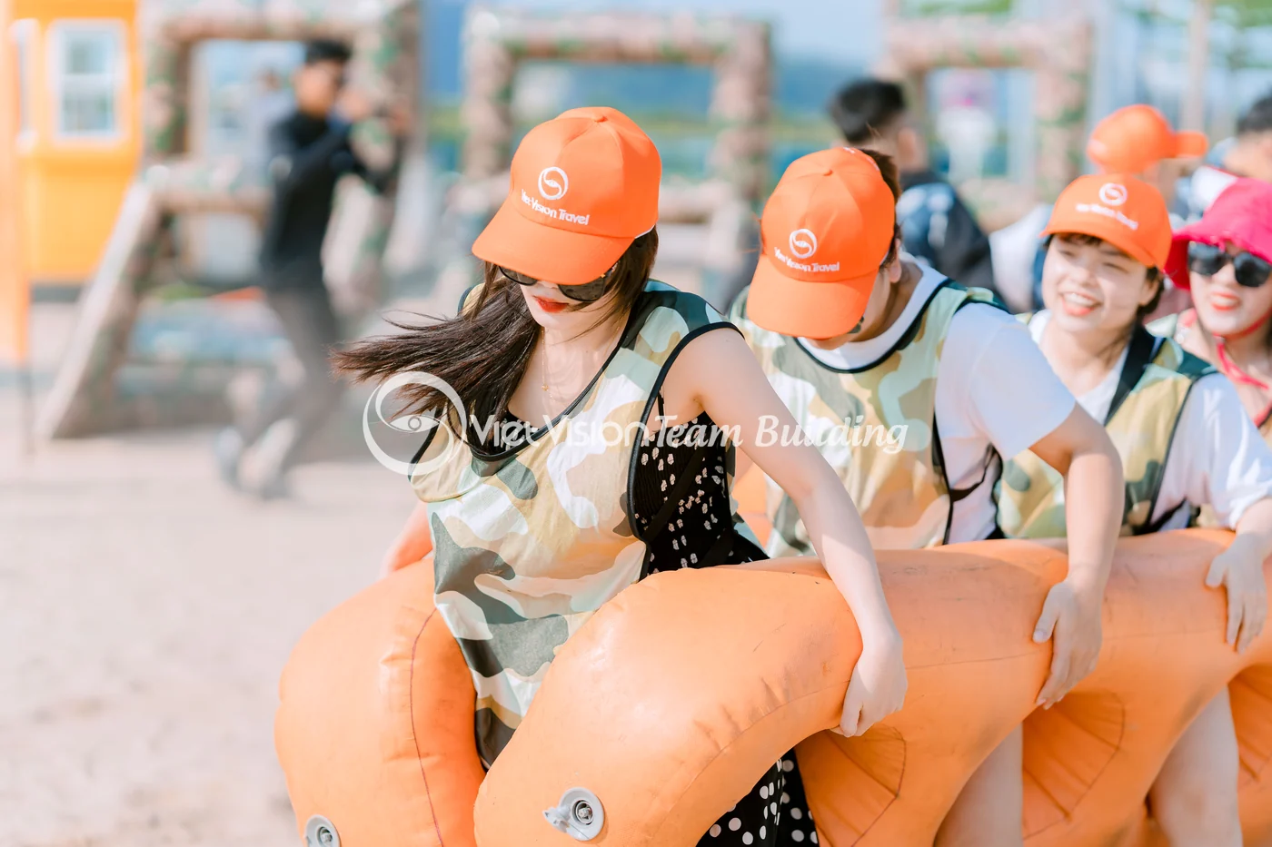 Nhân sự tham gia game team building Hạ Long trong khu vực chơi chính của người lớn