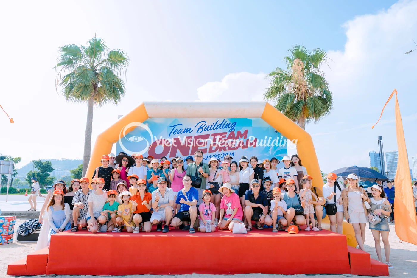Khu vực team building Hạ Long có sân chính và không gian để gia đình quan sát an toàn
