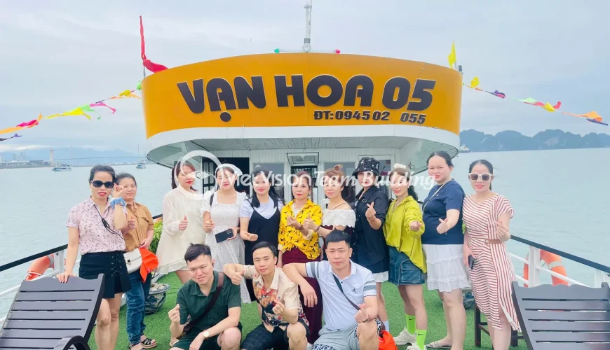 Đoàn doanh nghiệp chụp ảnh trên du thuyền trong chương trình team building Hạ Long