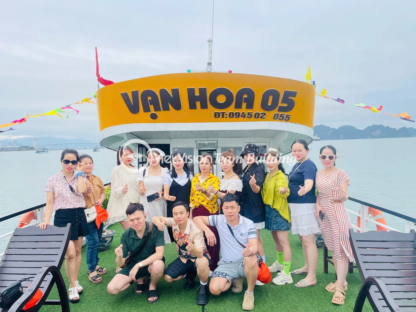 Đoàn doanh nghiệp chụp ảnh trên du thuyền trong chương trình team building Hạ Long