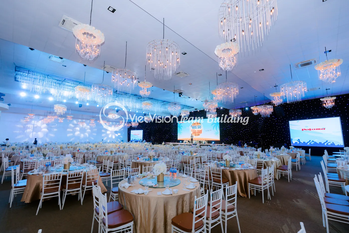 Không gian gala dinner sau lịch team building Hạ Long kết hợp du thuyền