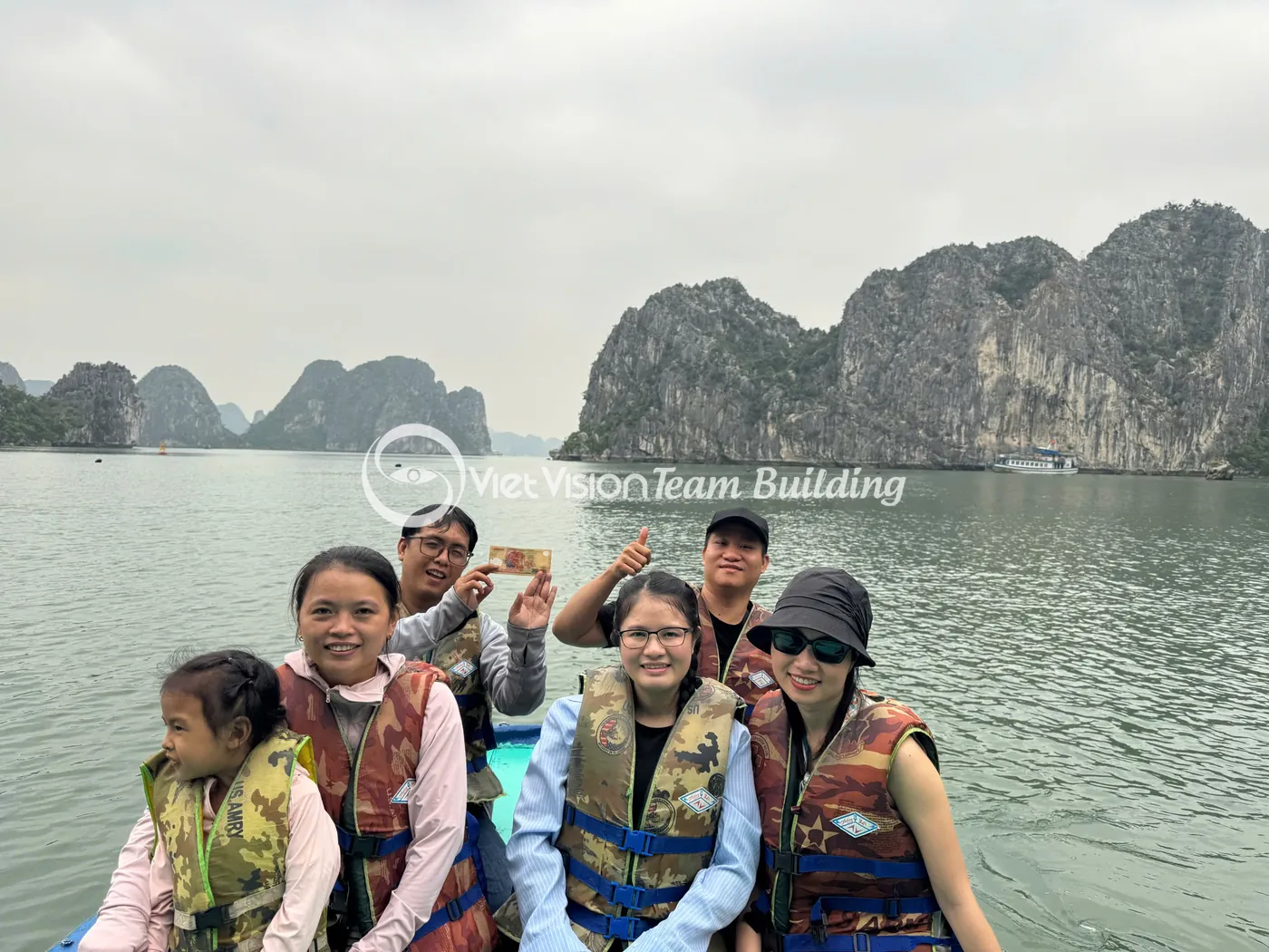 Hoạt động trên vịnh Hạ Long trong lịch trình kết hợp du thuyền và team building