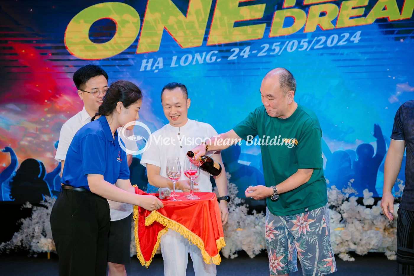 Phần trao giải trong gala giúp khép lại chương trình team building Hạ Long