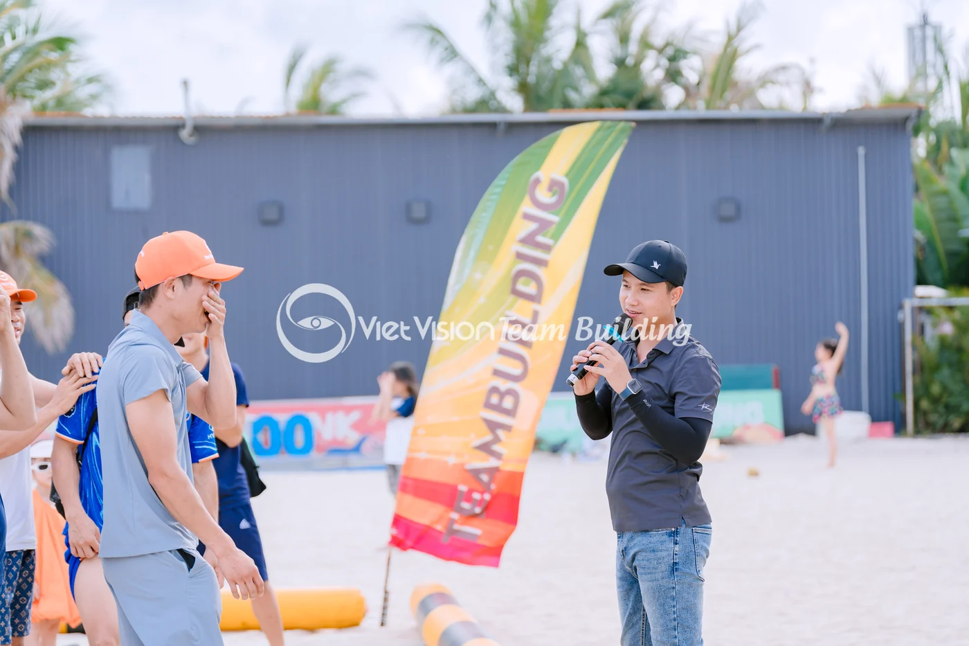 MC briefing phương án dự phòng cho team building Hạ Long khi trời mưa
