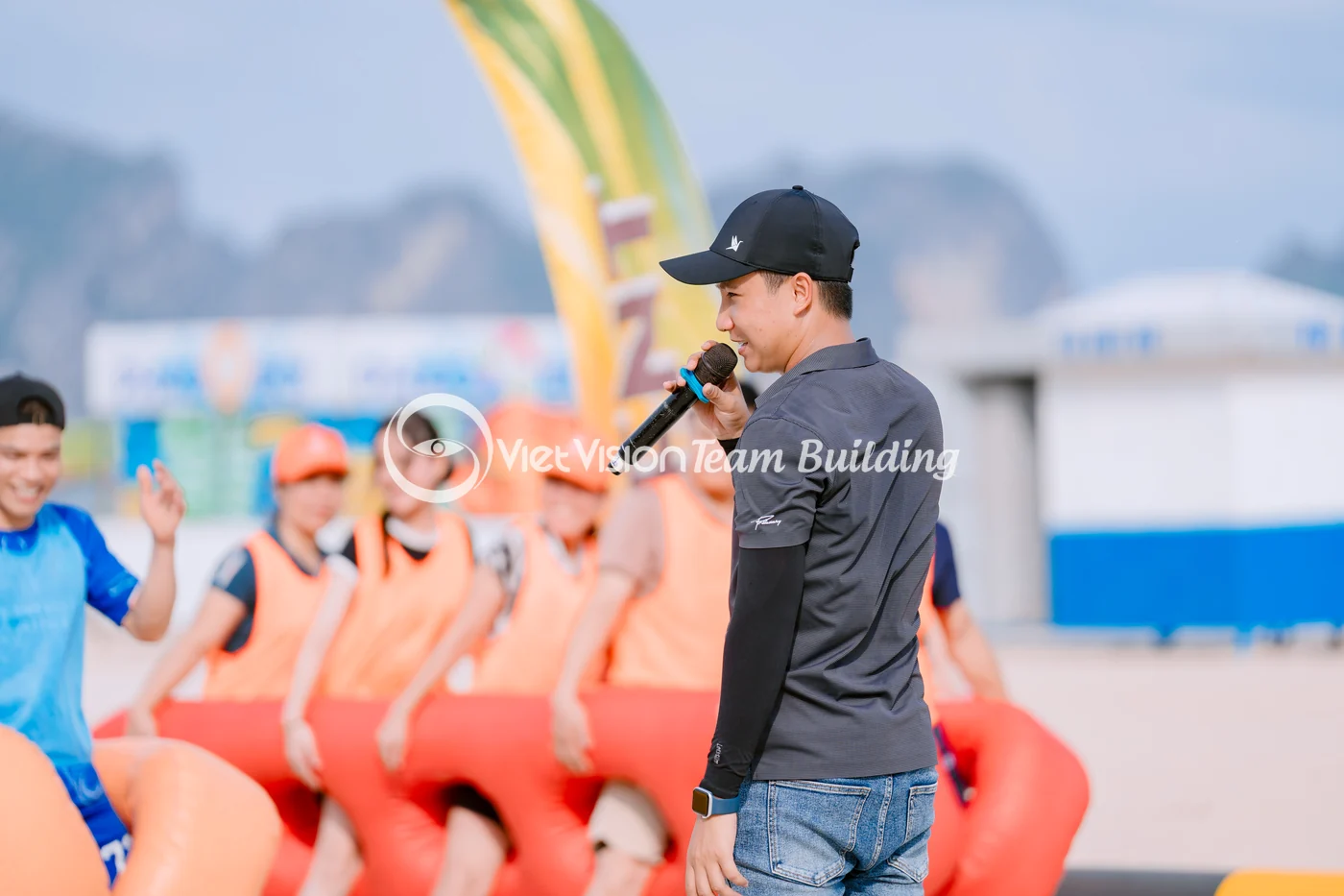 Người chơi team building Hạ Long tham gia game có thể rút gọn khi thời tiết đổi