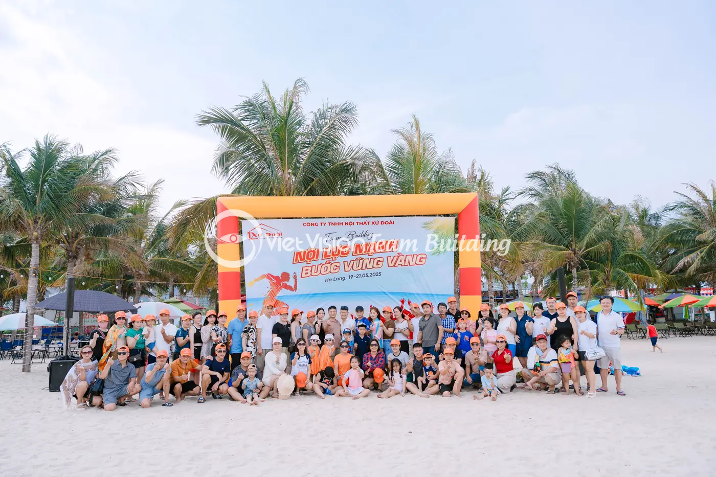 Đội hình team building Hạ Long mùa hè trên bãi biển