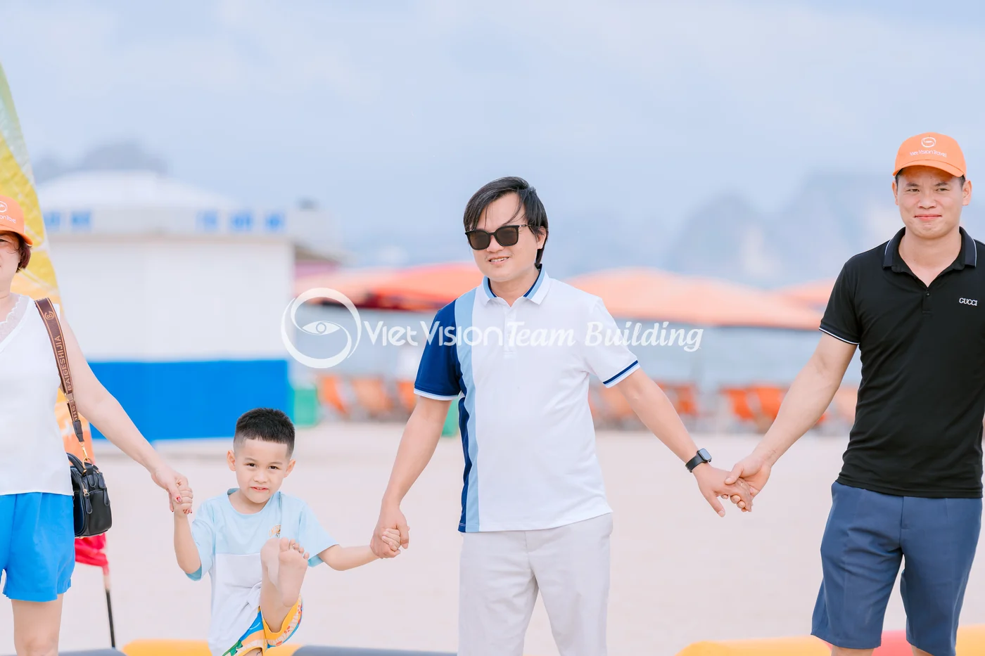 Người chơi đứng theo đội hình trên bãi biển Hạ Long mùa hè