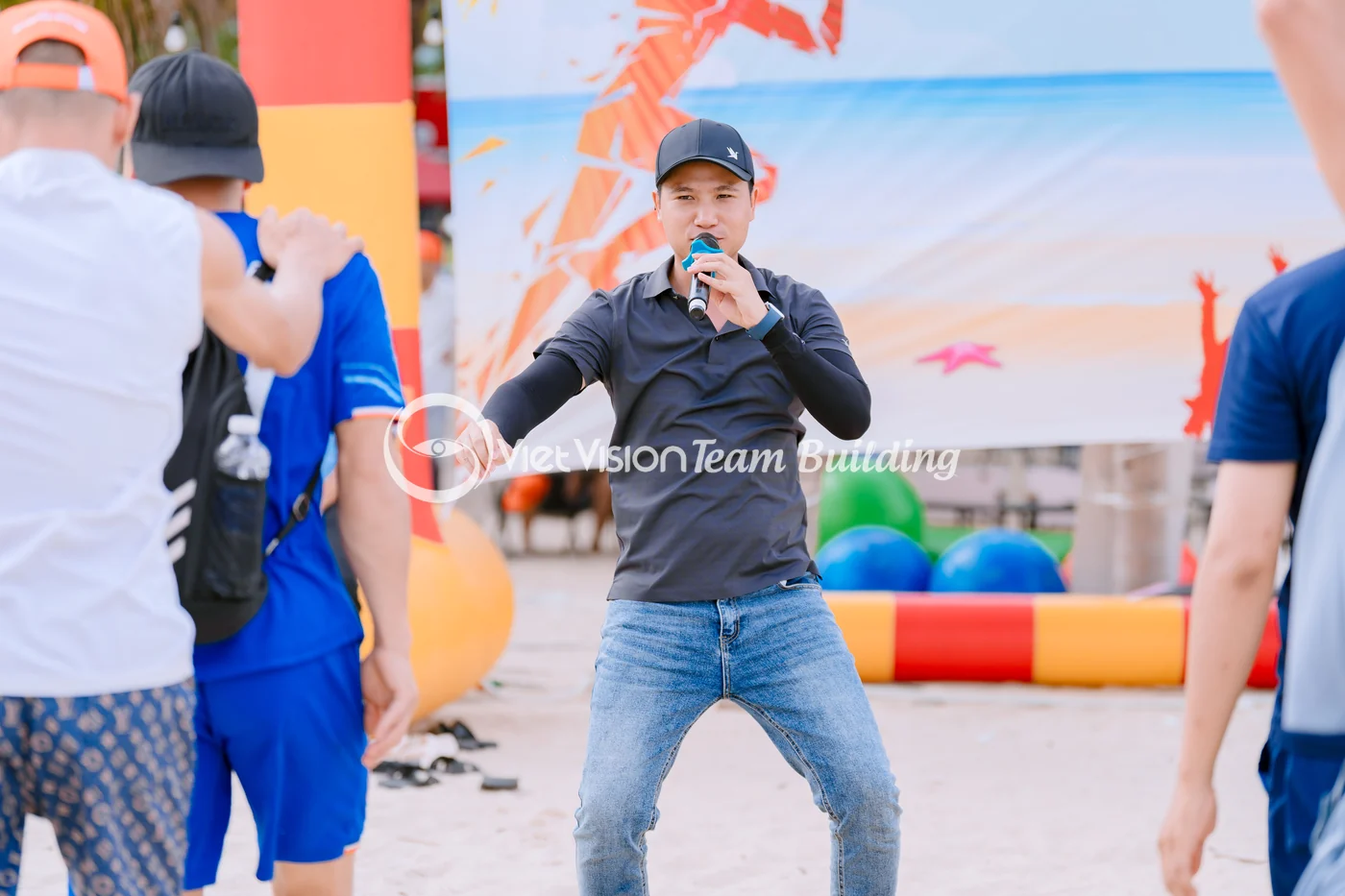 MC giữ nhịp chương trình team building Hạ Long trong thời tiết nắng