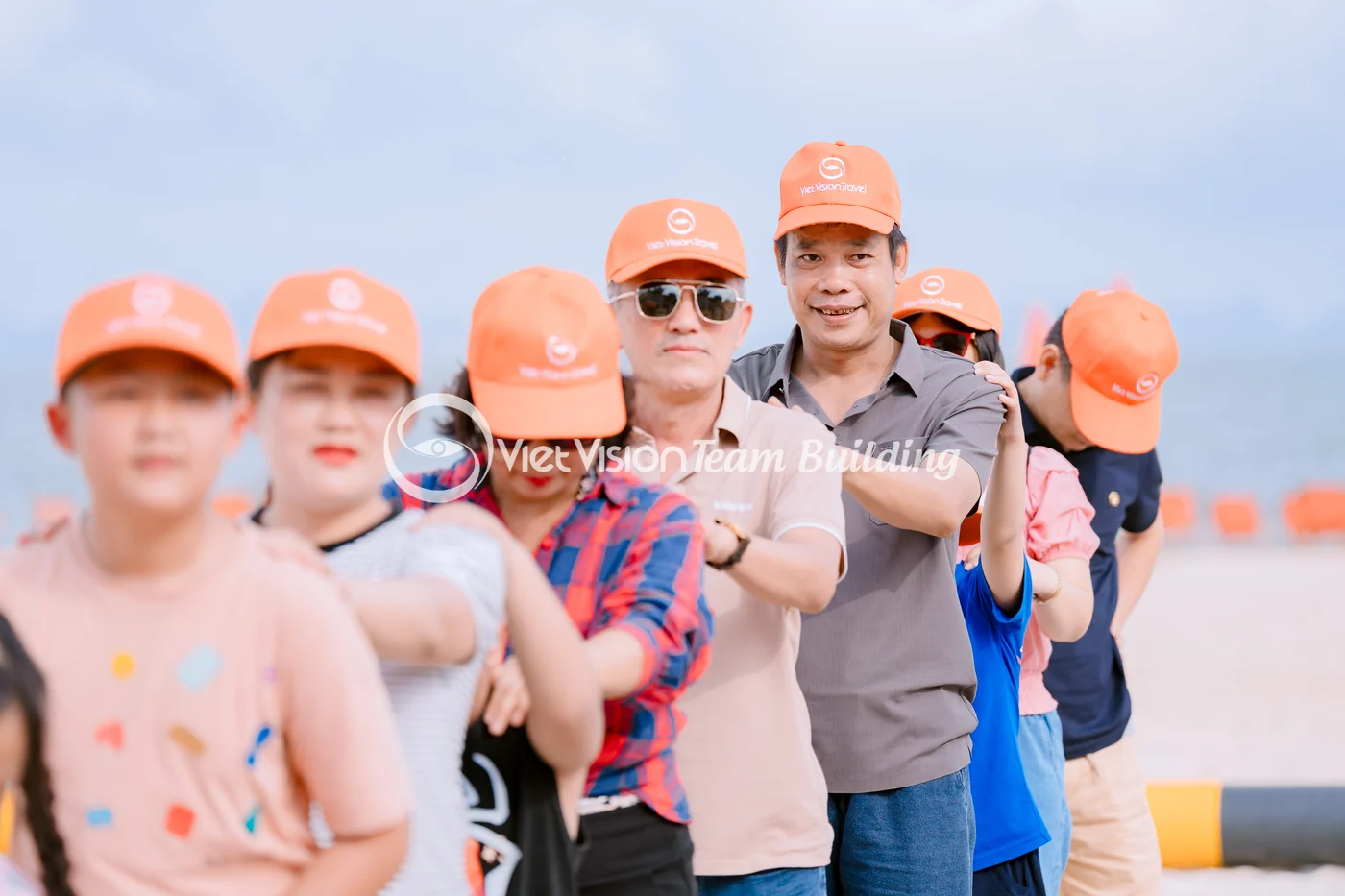 Đội chơi tổng kết sau hoạt động team building Hạ Long mùa hè