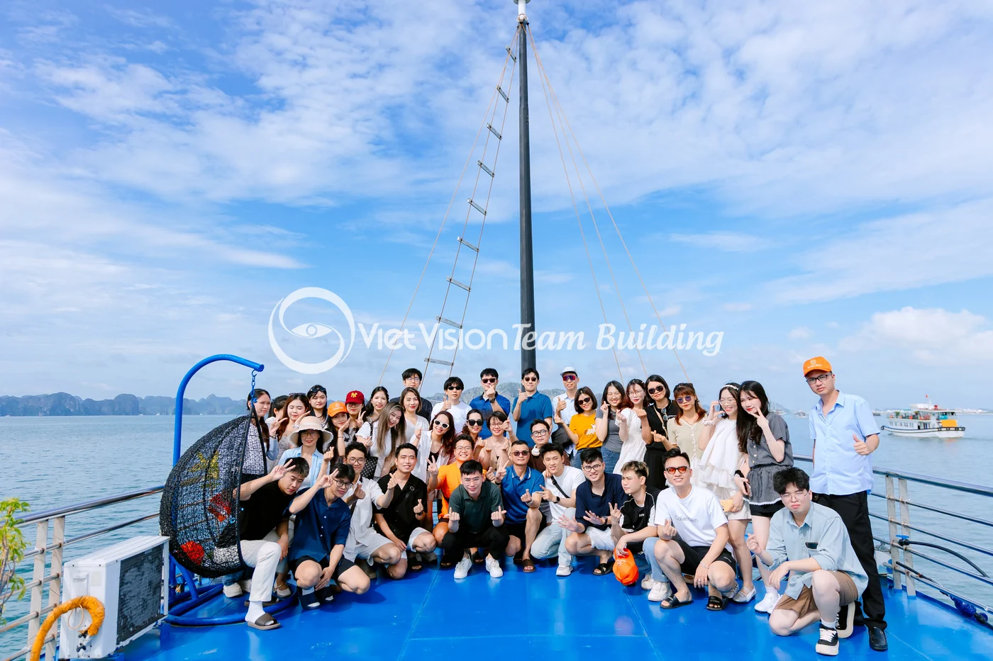 Đoàn nhân sự chụp ảnh trên tàu Hạ Long trong chuyến team building cho phòng ban mới sáp nhập